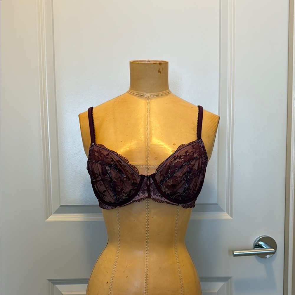 VICTORIA’S SECRET Elegant Lace Underwire Bra
